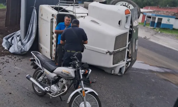 Volcadura de camión tipo Volteo en la carretera Perote – Xalapa