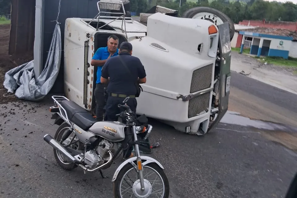 Volcadura de camión tipo Volteo en la carretera Perote – Xalapa