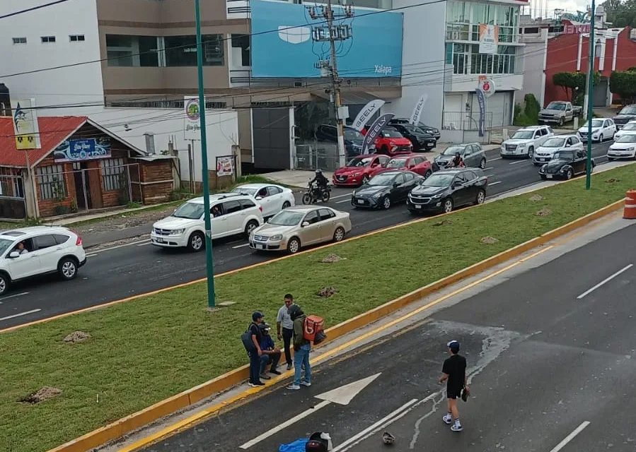 Motociclista lesionado en la carretera Xalapa-Veracruz,  a la altura de Las Trancas