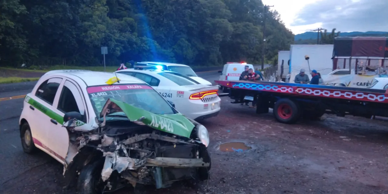 Chocan taxi y camionta durante la madrugada en la carretera Xalapa-Perote