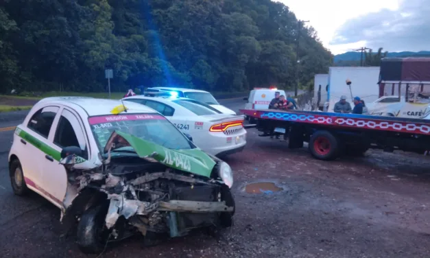 Chocan taxi y camionta durante la madrugada en la carretera Xalapa-Perote