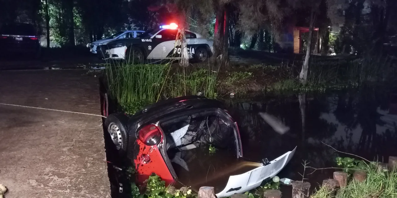 Mueren tres mujeres ahogadas en auto que cayó a un canal de Xochimilco