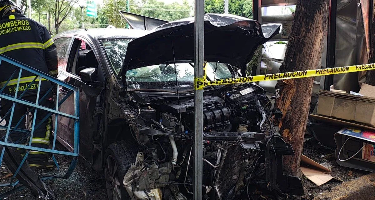 Auto se impacta contra una parada de autobús y un puesto de revistas en Coyoacán, CDMX