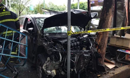 Auto se impacta contra una parada de autobús y un puesto de revistas en Coyoacán, CDMX