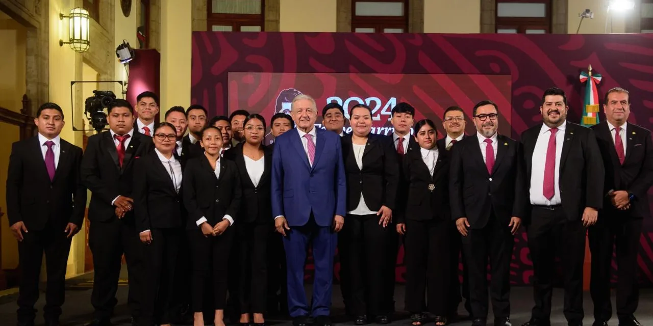 AMLO recibe a primera generación de ingenieros ferroviarios del IPN