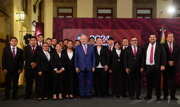 AMLO recibe a primera generación de ingenieros ferroviarios del IPN