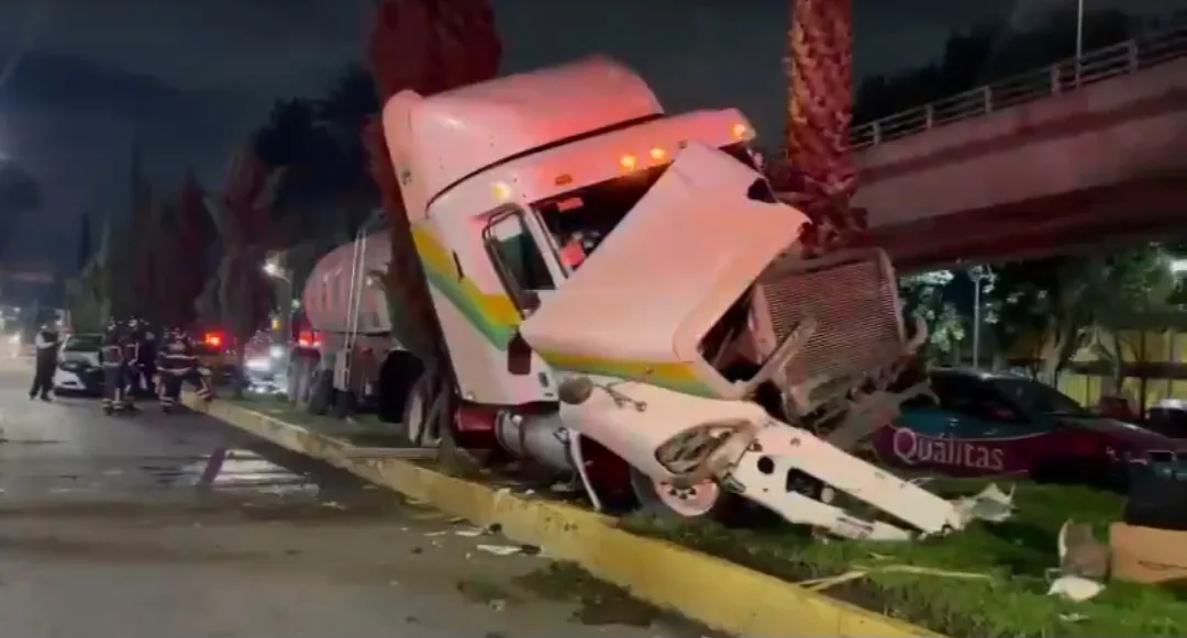 Tráiler cisterna que se estrelló contra una palmera en la CDMX