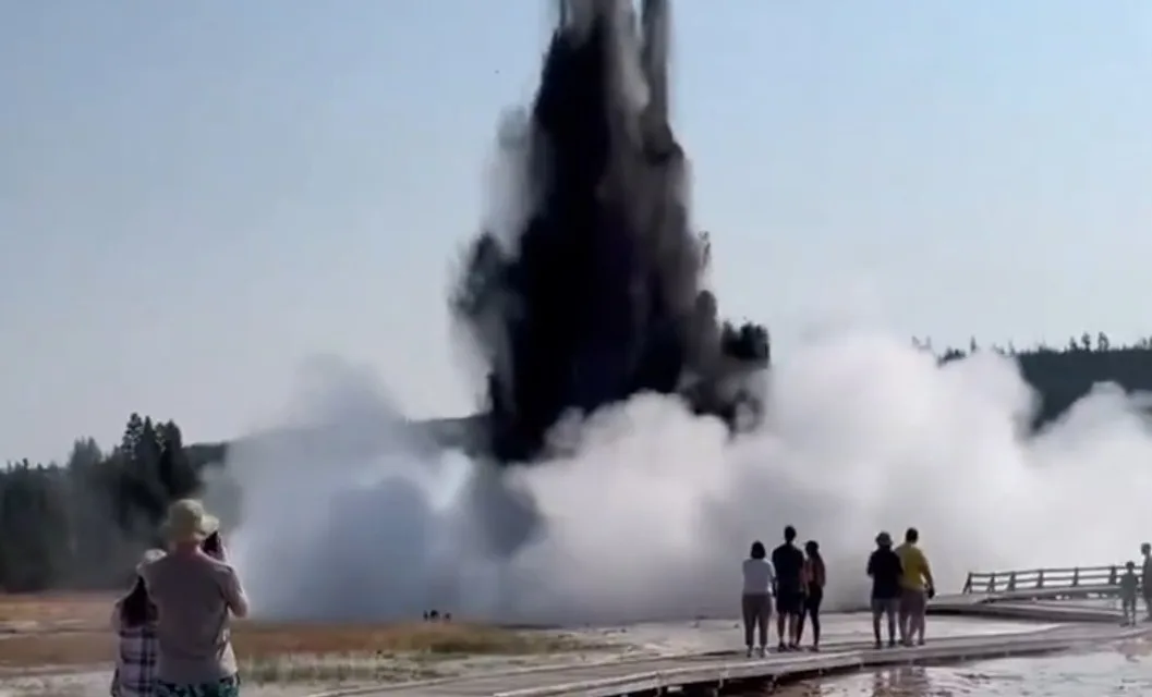 Vídeo: Explosión de un géiser en el Parque Nacional de Yellowstone, Montana, EUA: