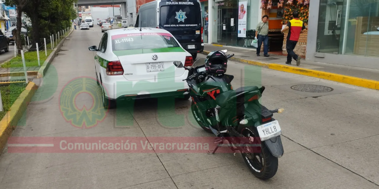 Por no atropellar el perro!  Taxi y motocicleta chocan por alcance, Xalapa