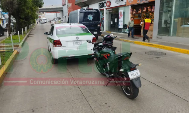 Por no atropellar el perro!  Taxi y motocicleta chocan por alcance, Xalapa