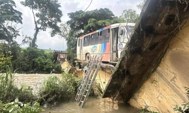 Se deploma puente, cuando camión de pasajeros cruzaba en Veracruz