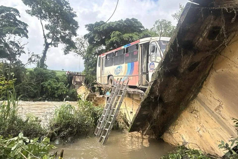 Se deploma puente, cuando camión de pasajeros cruzaba en Veracruz