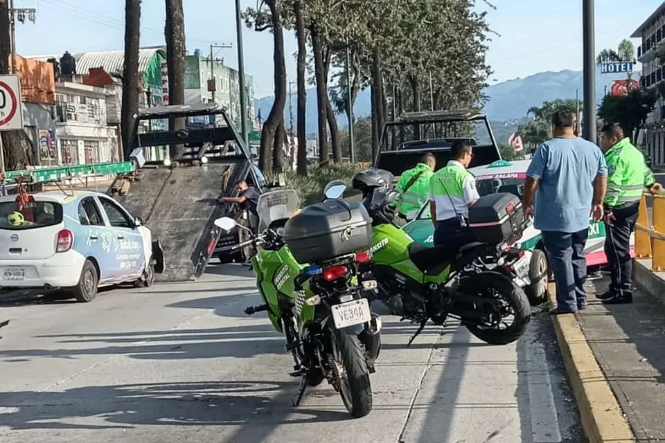 Accidente en la avenida Lázaro Cárdenas, a la altura del puente de Miguel Alemán