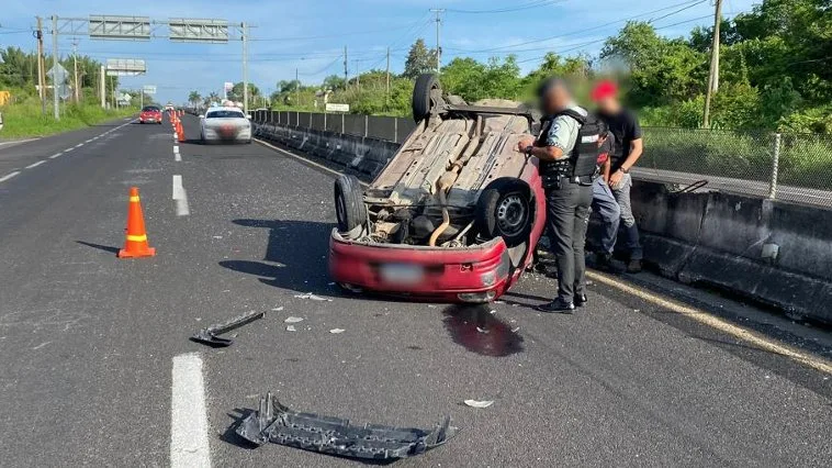 Se registra volcadura  en la carretera Xalapa-Veracruz