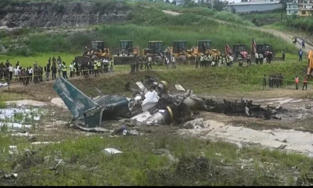 Video: Avión se estrella al despegar en Nepal.