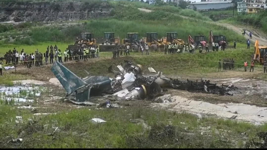 Video: Avión se estrella al despegar en Nepal.