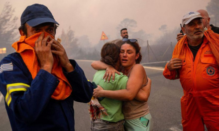 Más de 670 bomberos trabajan para controlar las llamas afuera de Atenas