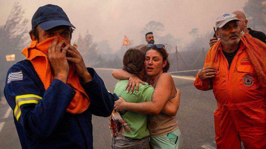 Más de 670 bomberos trabajan para controlar las llamas afuera de Atenas