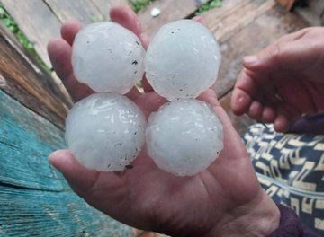 Video: Se registra caida de enorme granizo en Rusia