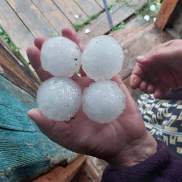 Video: Se registra caida de enorme granizo en Rusia