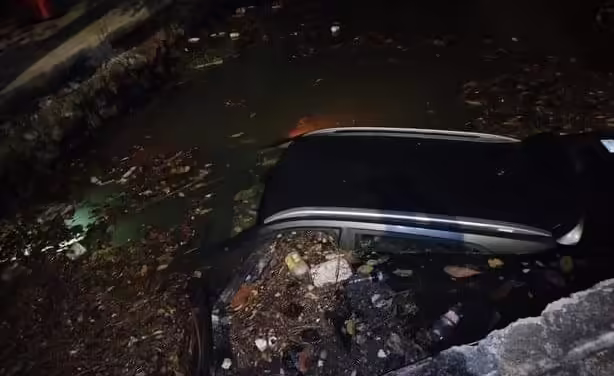 Camioneta termina en canal de aguas negras en el puerto de Veracruz