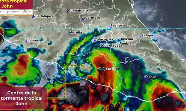 Huracán John se degrada a tormenta tropical tras tocar tierra en Guerrero