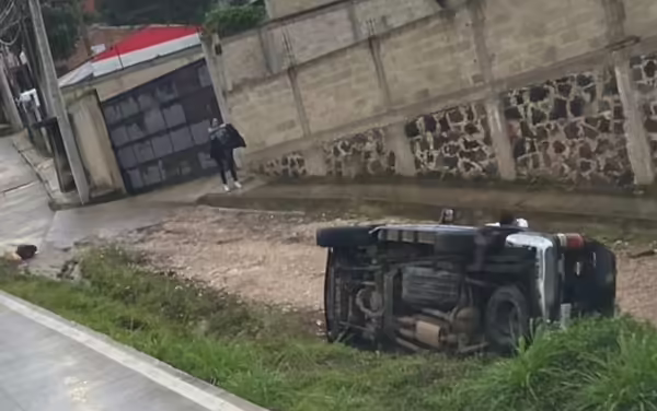 Volcadura en la carretera Las Trancas – Coatepec