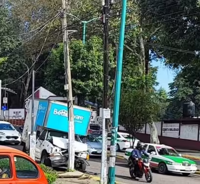 Camioneta se impacta contra un poste en la avenida Villahermosa, Xalapa
