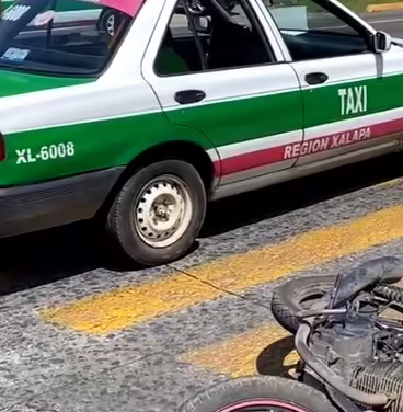 Motociclista es impactado por taxi en Ávila Camacho, Xalapa