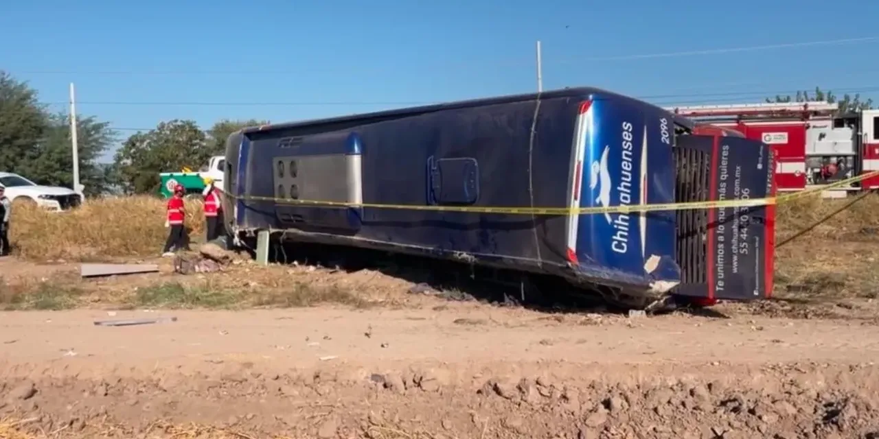 Trágica volcadura de autobús en Tlahualilo en Durango , deja un fallecido y 19 heridos