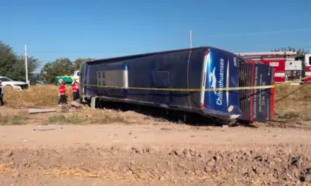 Trágica volcadura de autobús en Tlahualilo en Durango , deja un fallecido y 19 heridos