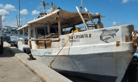 Embarcación se hunde en Celestún, Yucatán y desaparecen dos pescadores; rescatan a 3