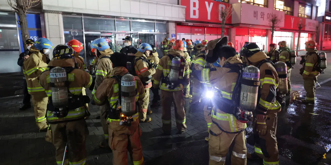 Rescatan a 240 personas tras incendio en un edificio de Seongnam, Corea del Sur