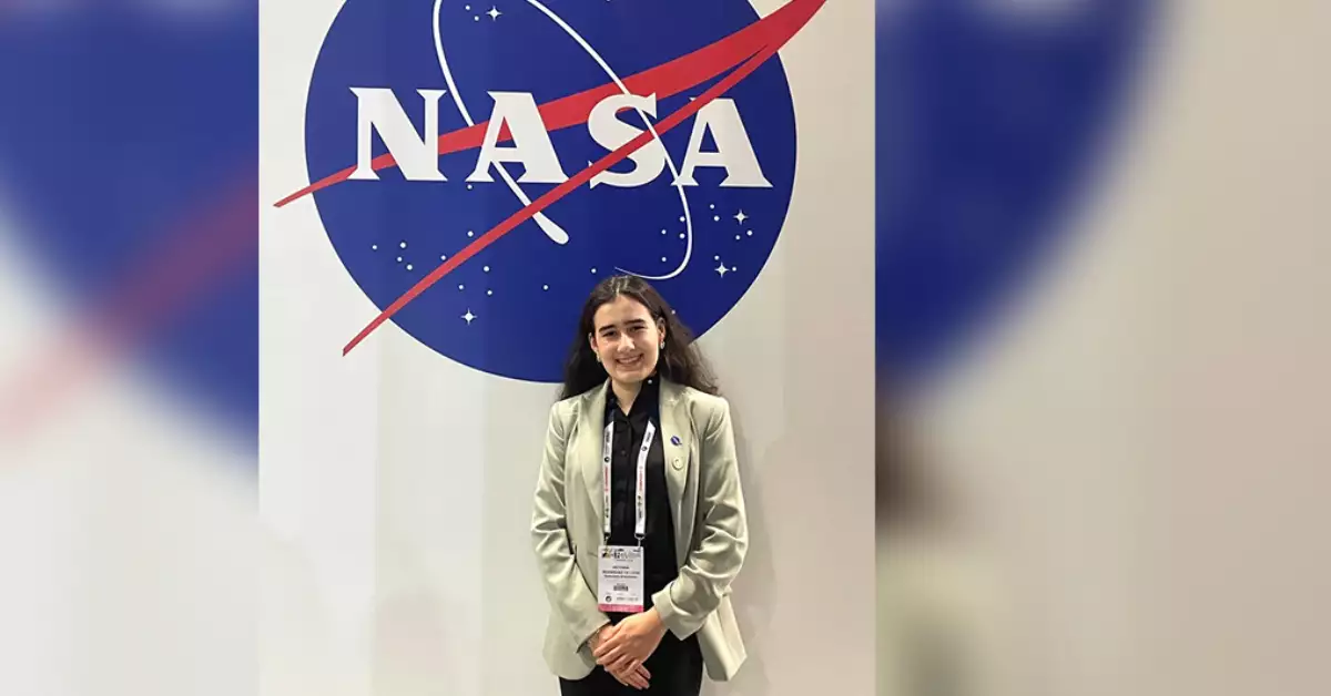 Victoria de León, estudiante del TEC de Monterrey, desarrolló un tipo de tapiz para colocar en las estaciones lunares para proteger a astronautas de las radiaciones.