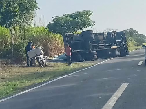 Volcadura de camión de carga en la carretera Fortín – Conejos