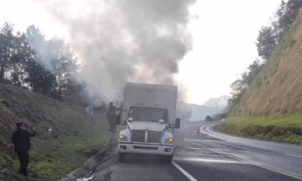 Se incendia tractocamión en la Autopista México -Tuxpan, a la altura de Huauchinango
