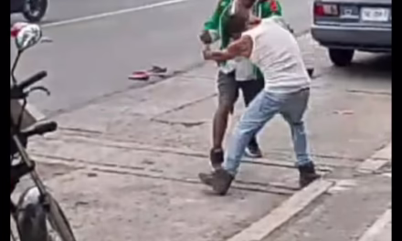 Video:Deciden arreglar sus diferencias a golpes, a la altura del Coppel de Las Trancas