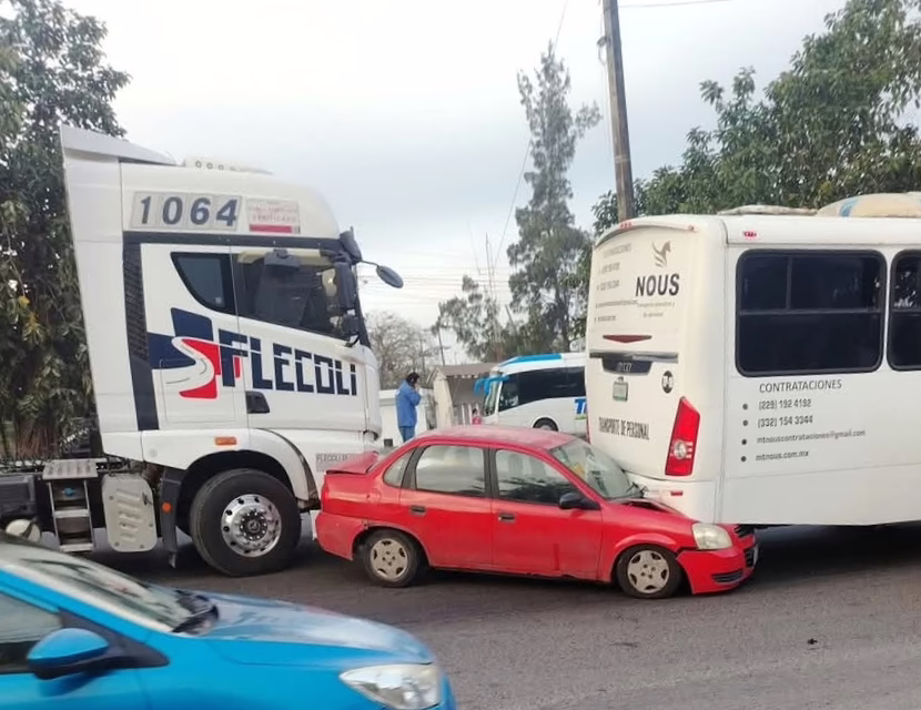 Vehículo queda entre tráiler y camión en la carretera Xalapa-Veracruz