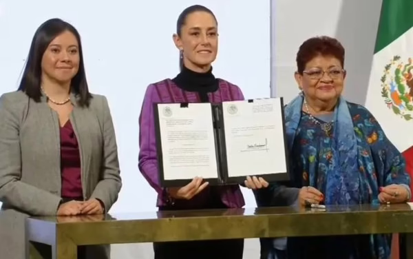 Firma Claudia Sheinbaum 2 reformas constitucionales como respuesta a Trump