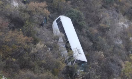 Camión con pasajeros cae a un barranco en Tlaxcala