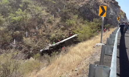 Van 11 personas sin vida, tras volvadura de autobús en la Autopista Mitla-Tehuantepec en Oaxaca