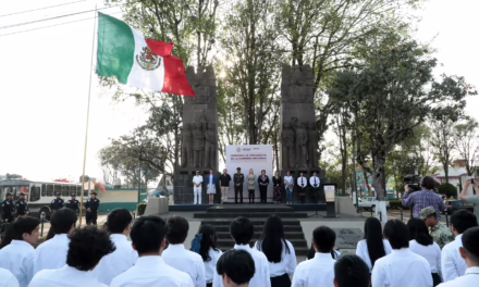 Rinden estudiantes honores a símbolos patrios