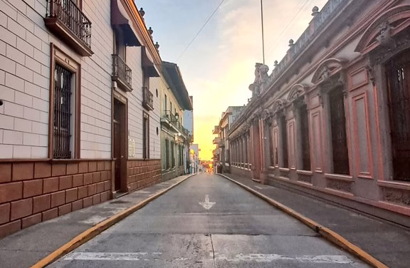 En el Estado de Veracruz la temperatura máxima aumenta con ambiente fresco a frío por la noche a madrugada en partes altas.