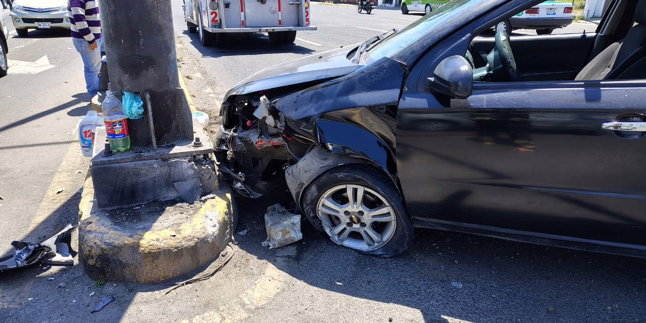 Vehículo se impacta contra semáforo en el bulevar Xalapa – Banderilla