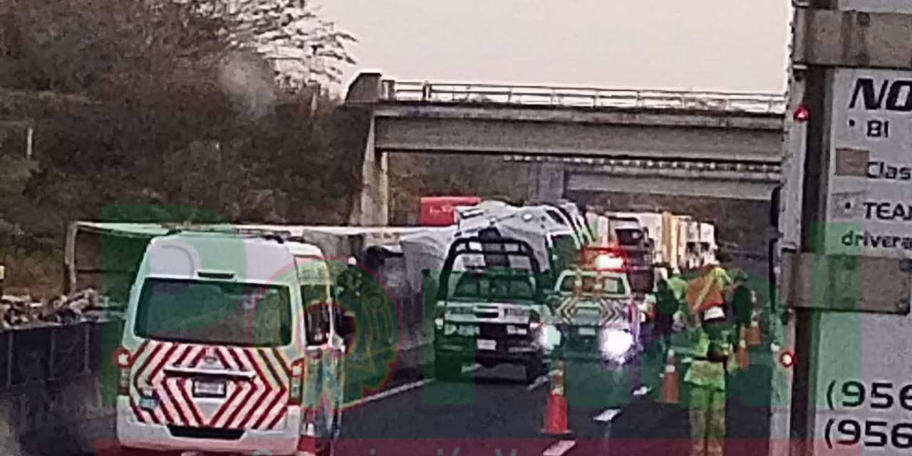 Se registra volcadura de tráiler en el libramiento de Xalapa