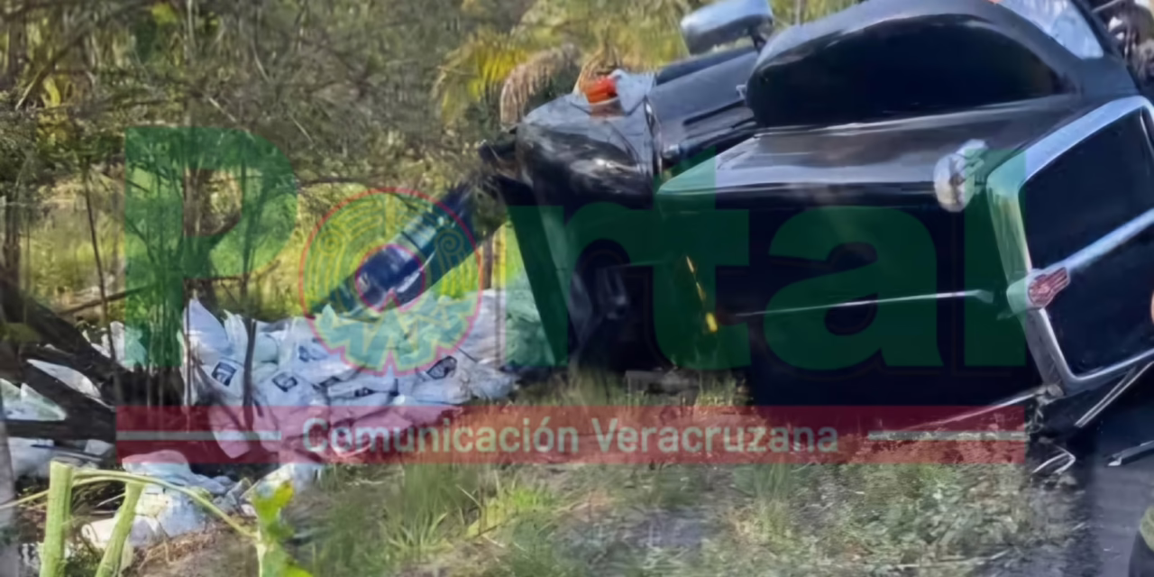 Vuelca tractocamión en la carretera Palma Sola – Cardel.