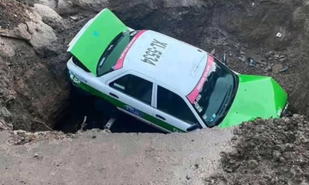 Taxi de Xalapa no vio hoyo y se va al fondo