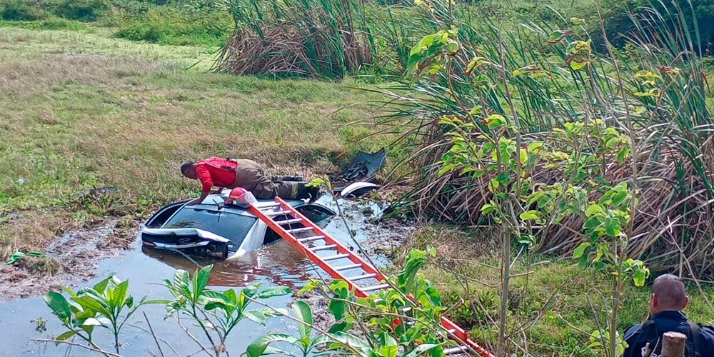 Automóvil cae a pantano en la carretera a Coatzacoalcos.