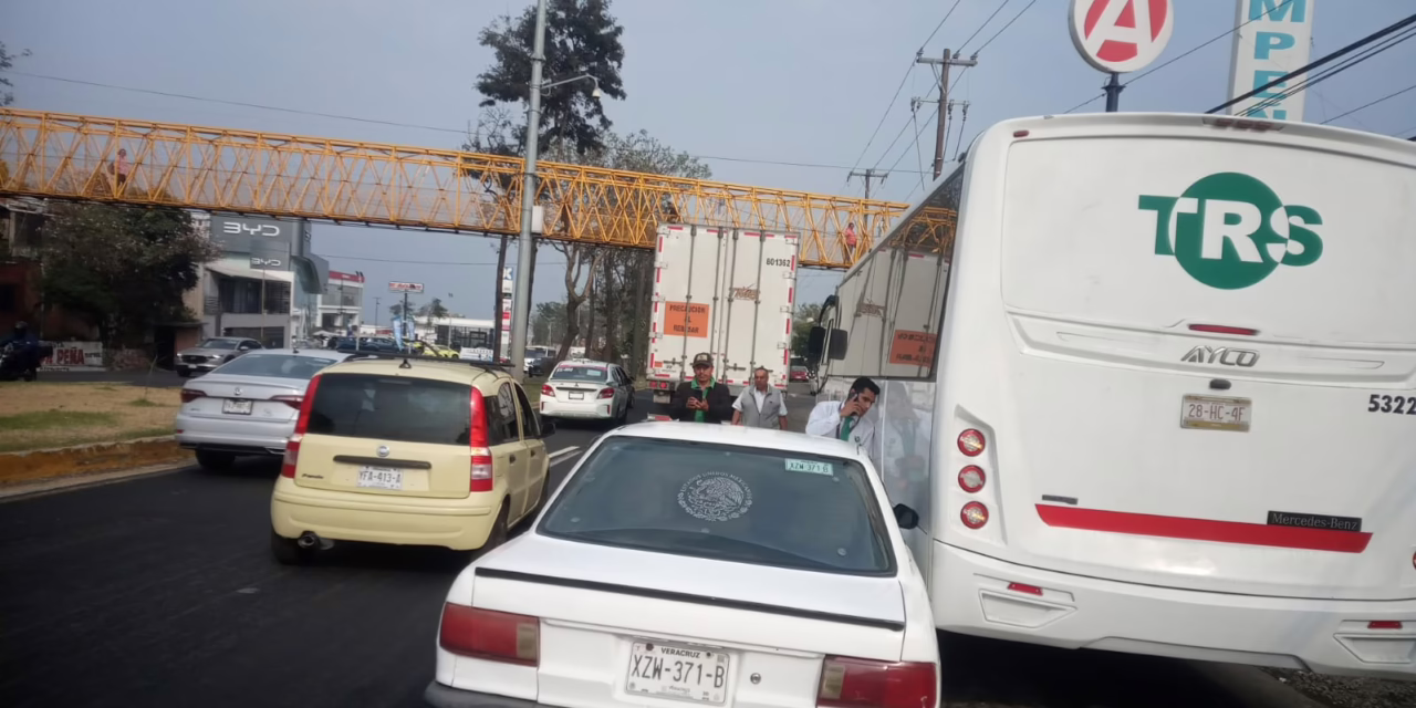 Accidente de tránsito en la carretera Xalapa-Veracruz, a la altura de Las Trancas