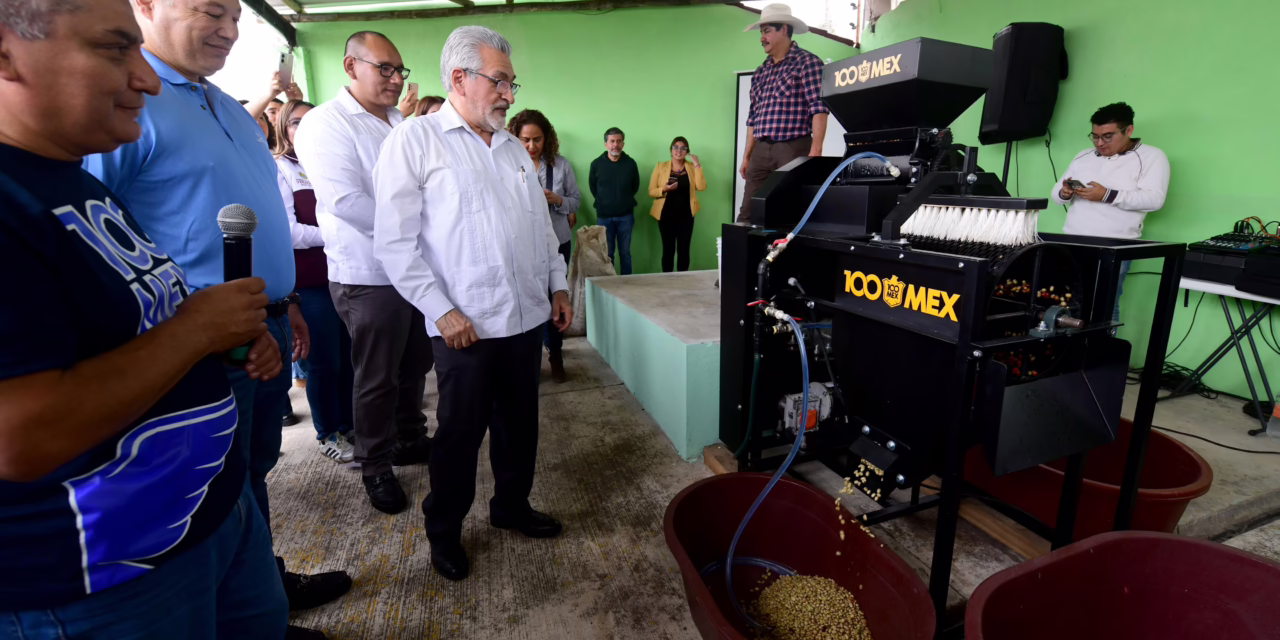Entrega Alberto Islas equipamiento a cafeticultores